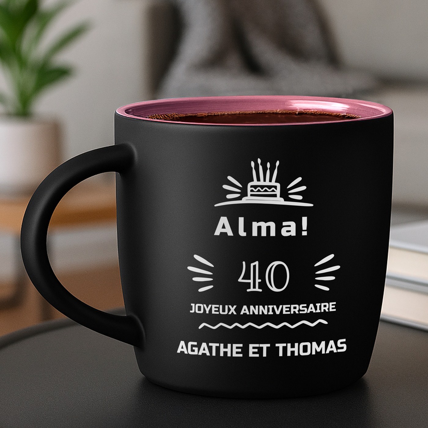 Mug de cerámica mate negra Murrano con base rosa y personalización para el cumpleaños número 40 de una amiga