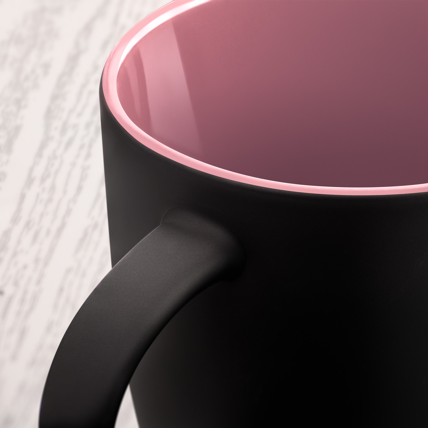 Mug de cerámica mate negra Murrano con base rosa y grabado para el cumpleaños de un hijo