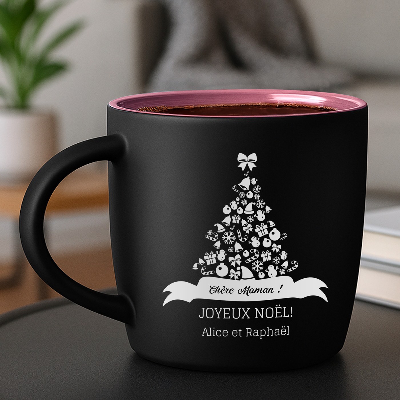 Mug de cerámica mate negra Murrano con base rosa y personalización para mamá en Navidad