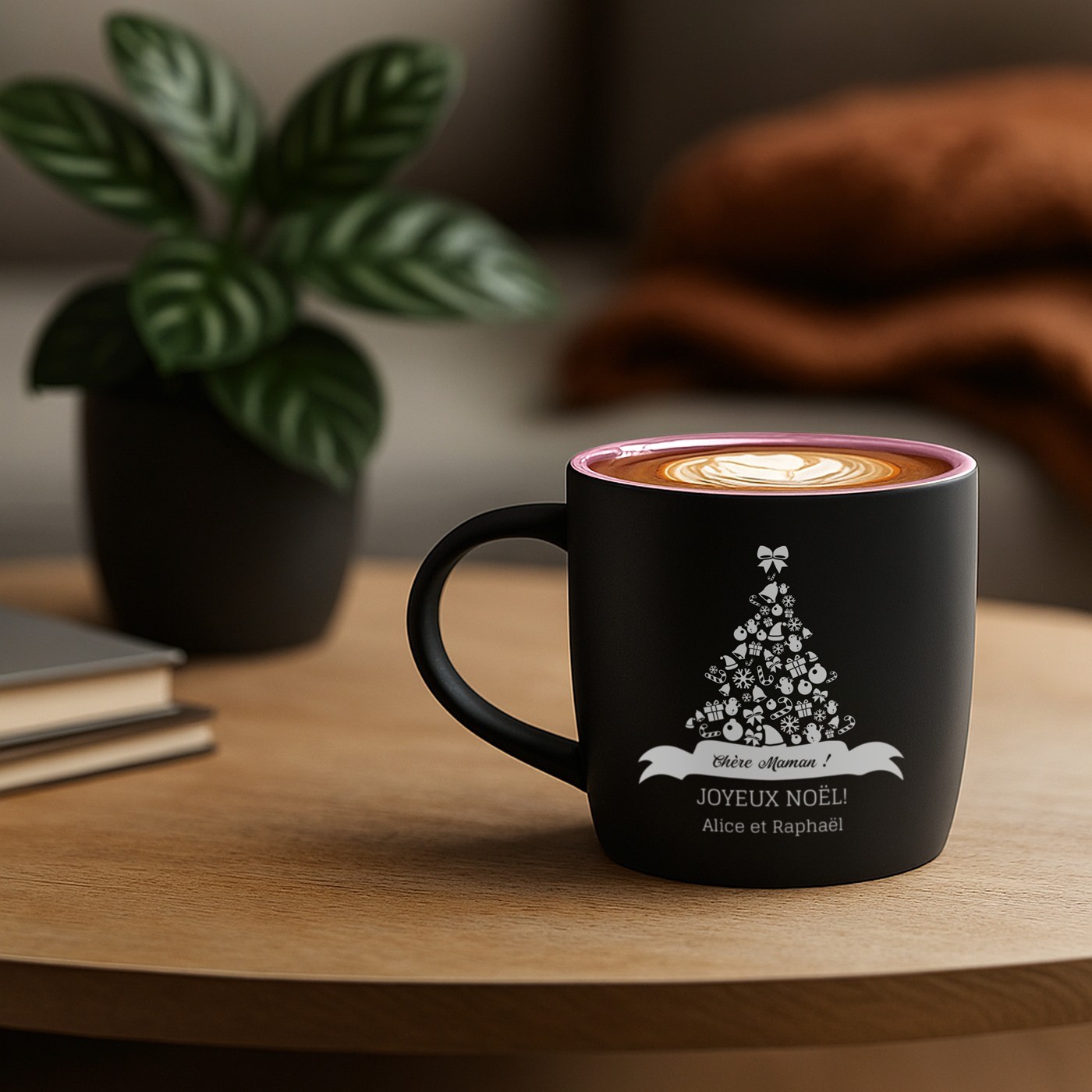 Mug de cerámica mate negra Murrano con base rosa y personalización para mamá en Navidad