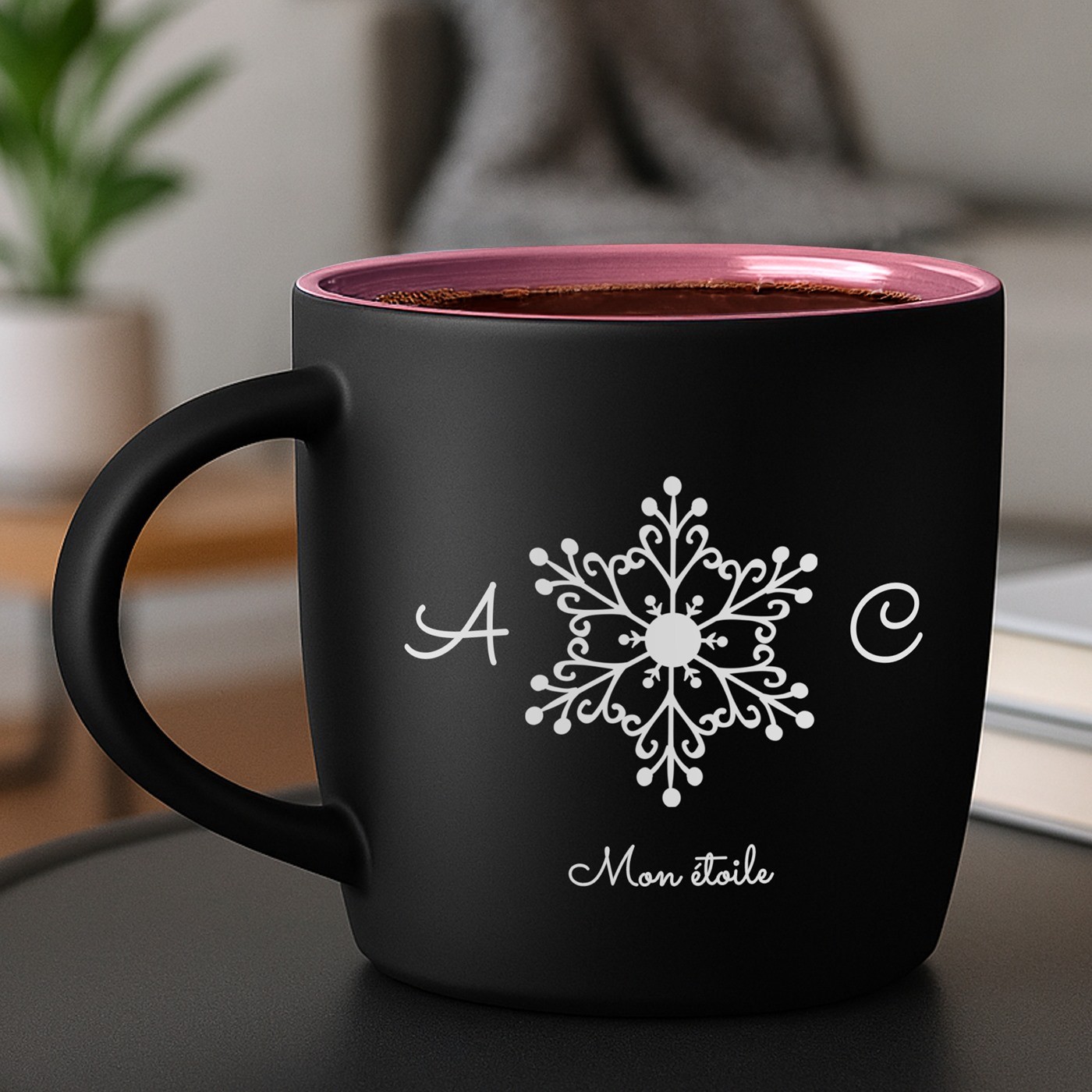 Taza de cerámica negra mate Murrano con base rosa y personalización para parejas - Edición Navideña