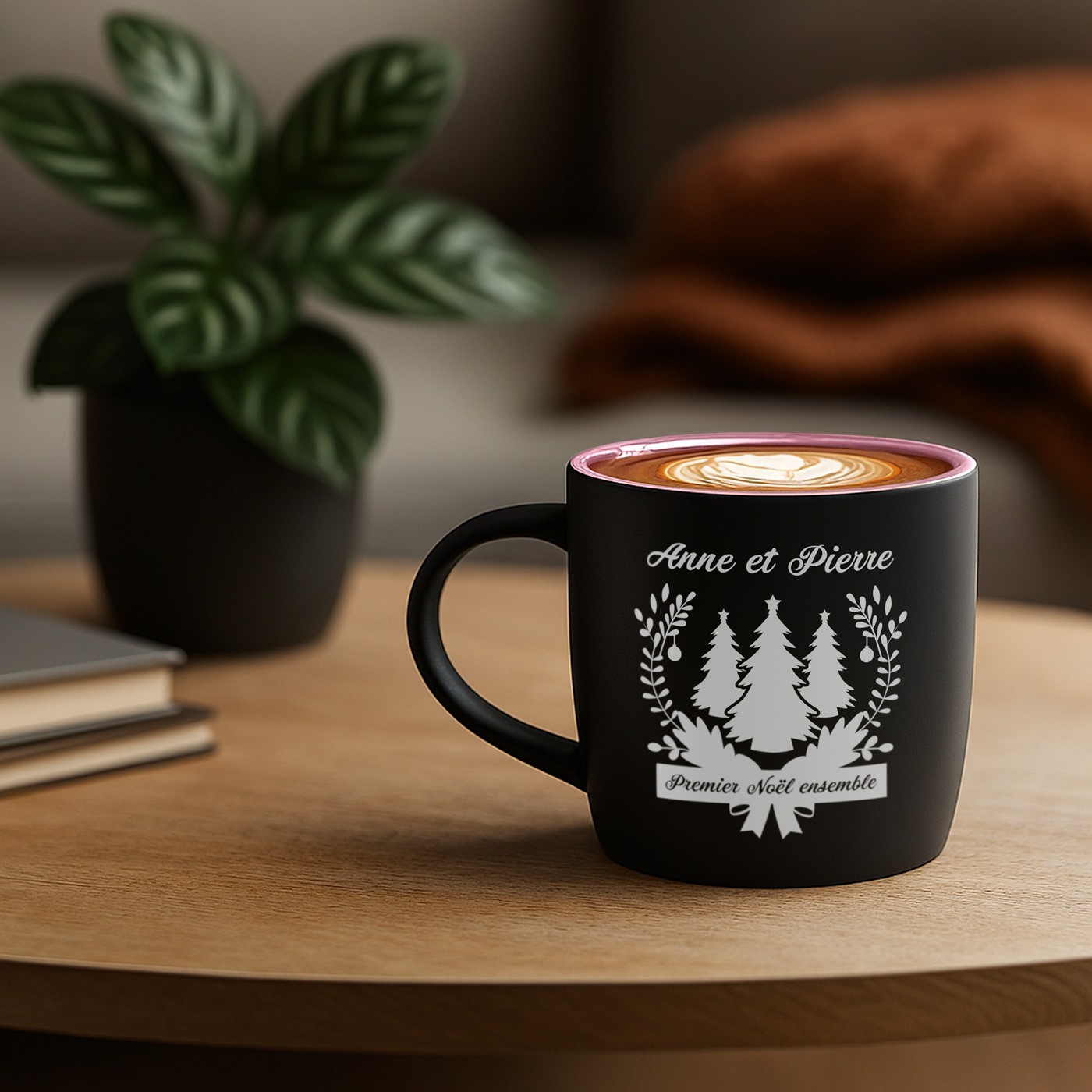 Mug de cerámica mate negra Murrano con base rosa y personalización para una pareja en su primer Navidad