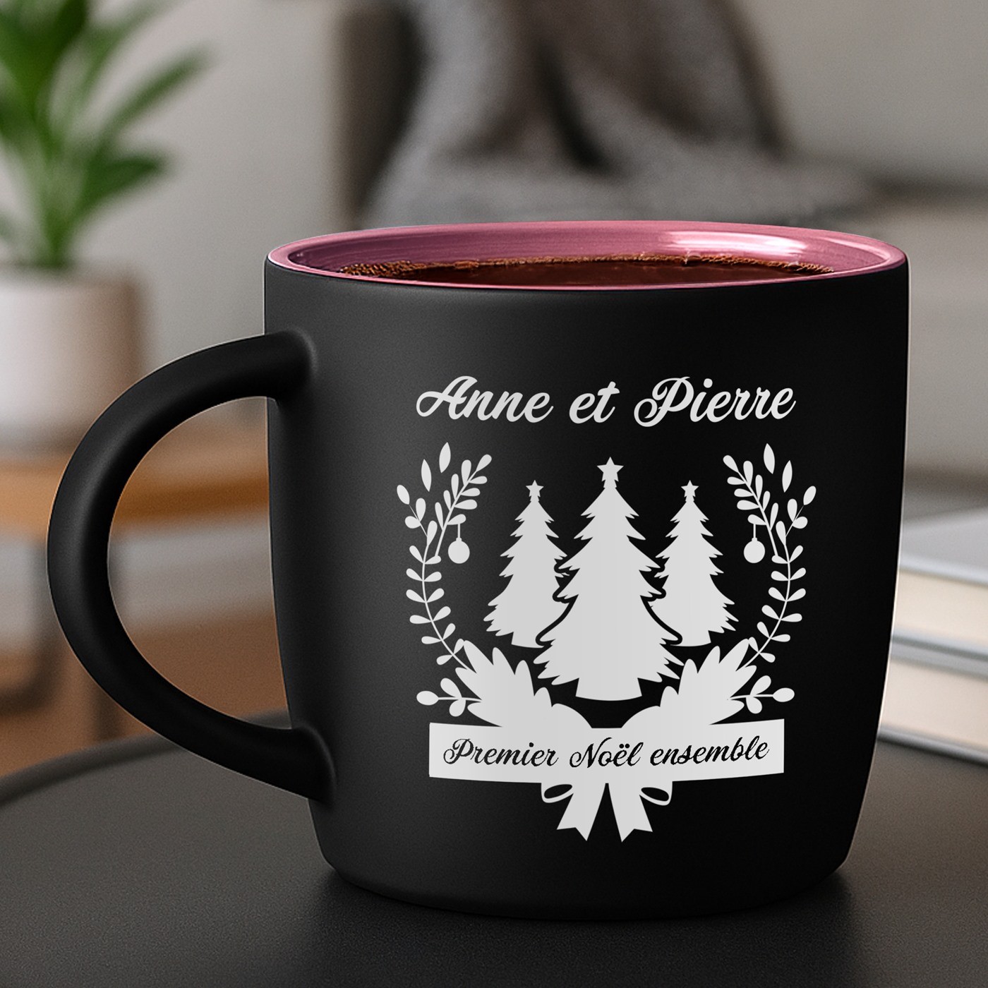Mug de cerámica mate negra Murrano con base rosa y personalización para una pareja en su primer Navidad