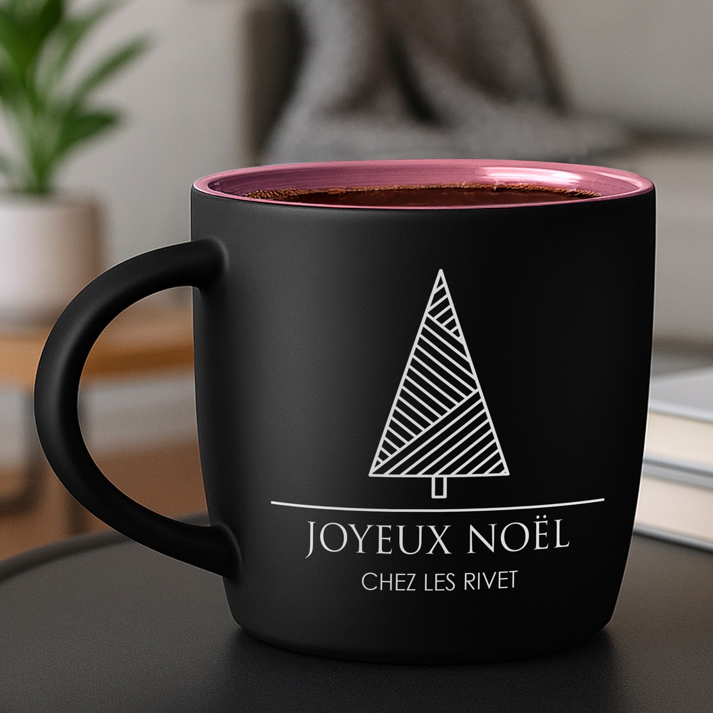 Mug de cerámica mate negra Murrano con base rosa y personalización para amigos en Navidad