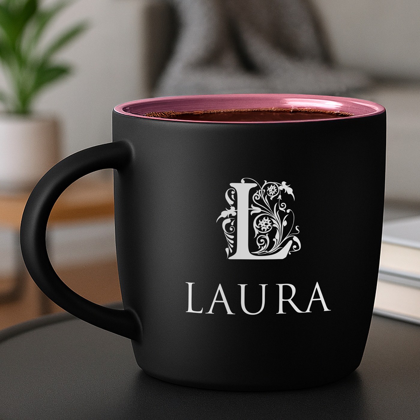 Mug de cerámica mate negra Murrano con base rosa y grabado láser personalizado para un hombre especial