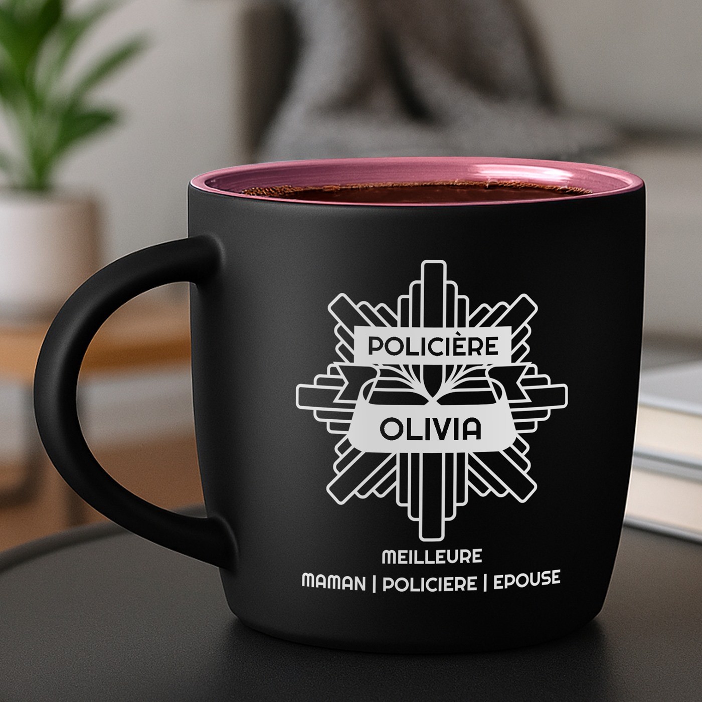 Mug de cerámica mate negra Murrano con base rosa y personalización para el cumpleaños de un marido policía