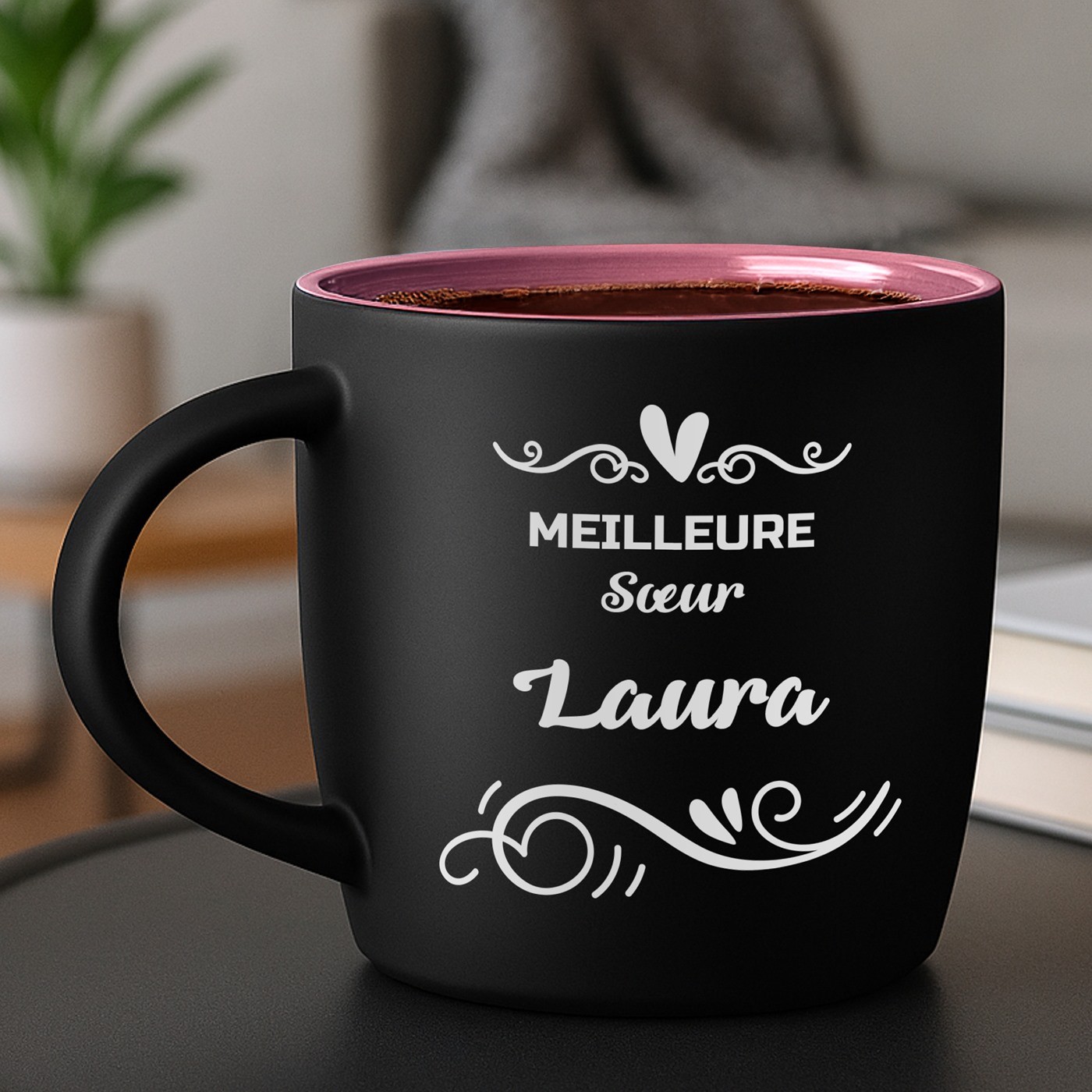 Mug de cerámica mate negra Murrano con base rosada y grabado personalizado para el cumpleaños de una hermana