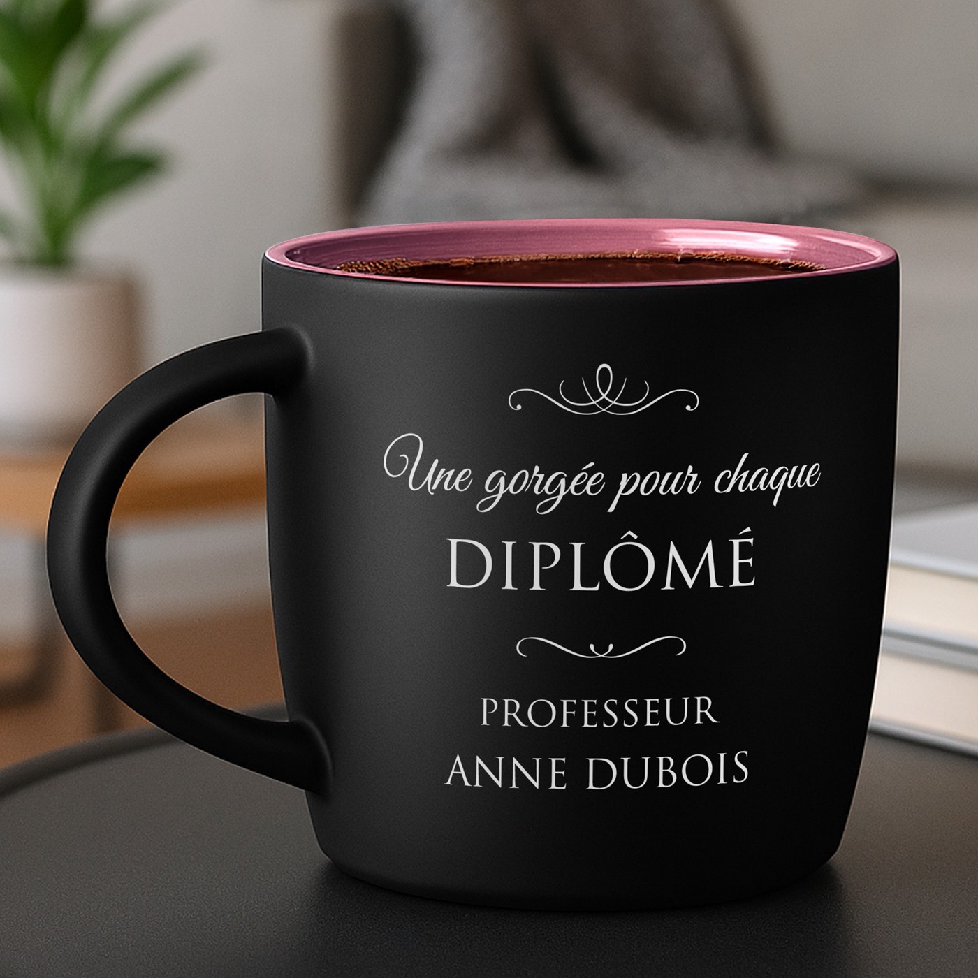 Mug de cerámica mate negra Murrano con base rosada y grabado láser personalizado para un profesor