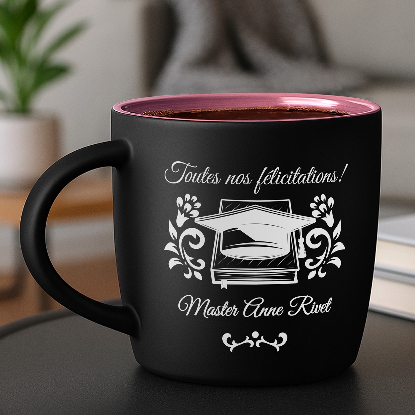 Taza de cerámica negra mate con base rosa de Murrano con personalización para su maestría