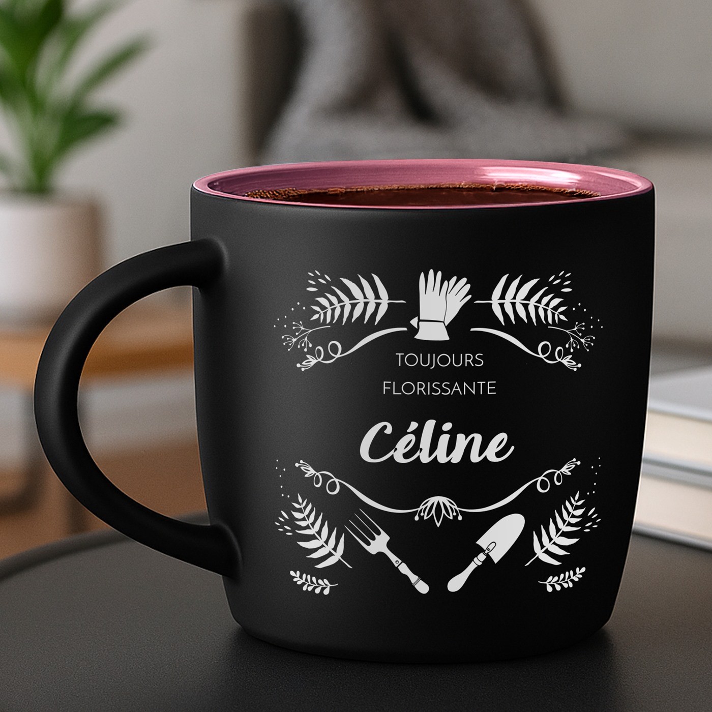 Taza de cerámica Murrano con acabado mate negro y base rosa para una tía amante del jardinería