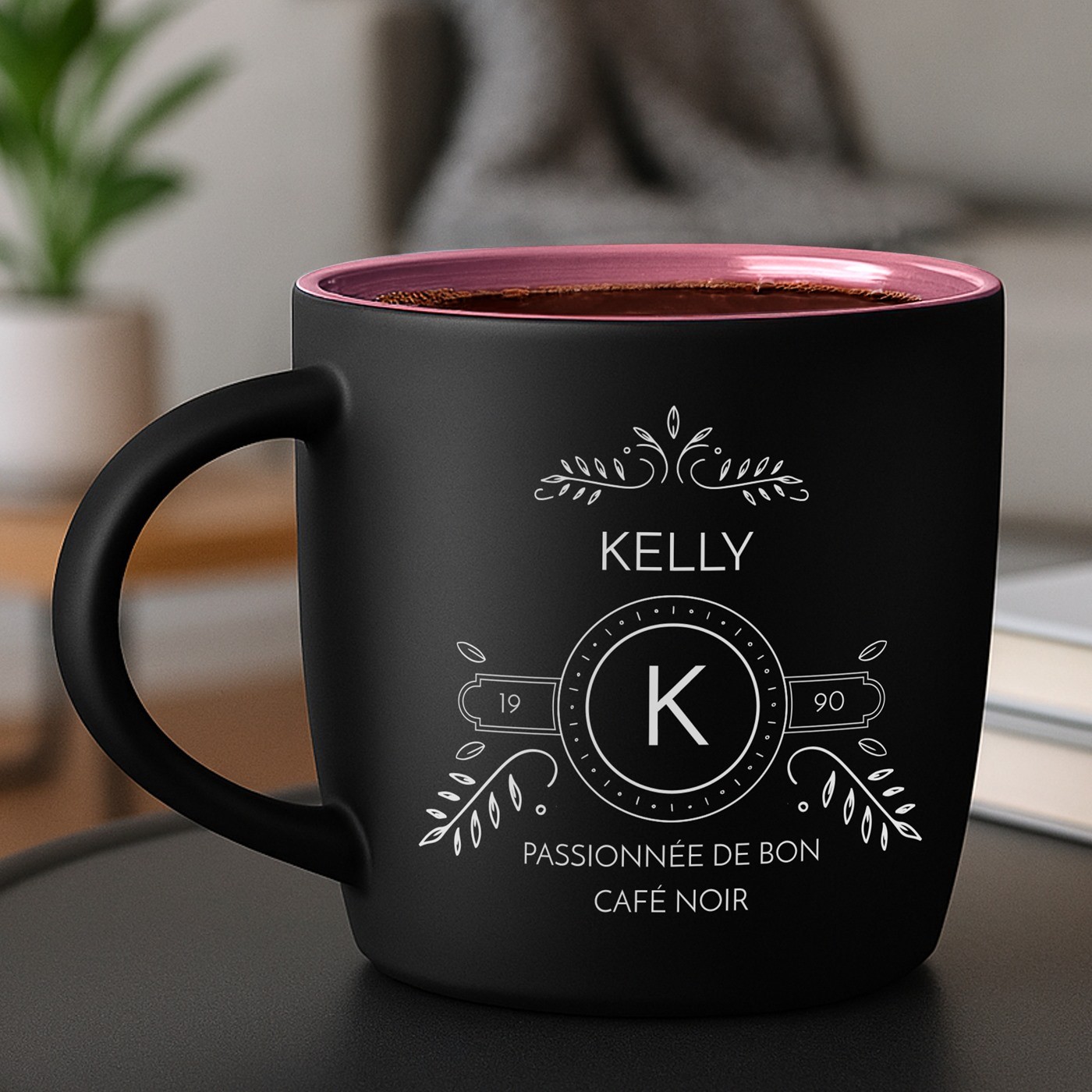 Mug de cerámica mate negro Murrano con base rosa y grabado para cumpleaños