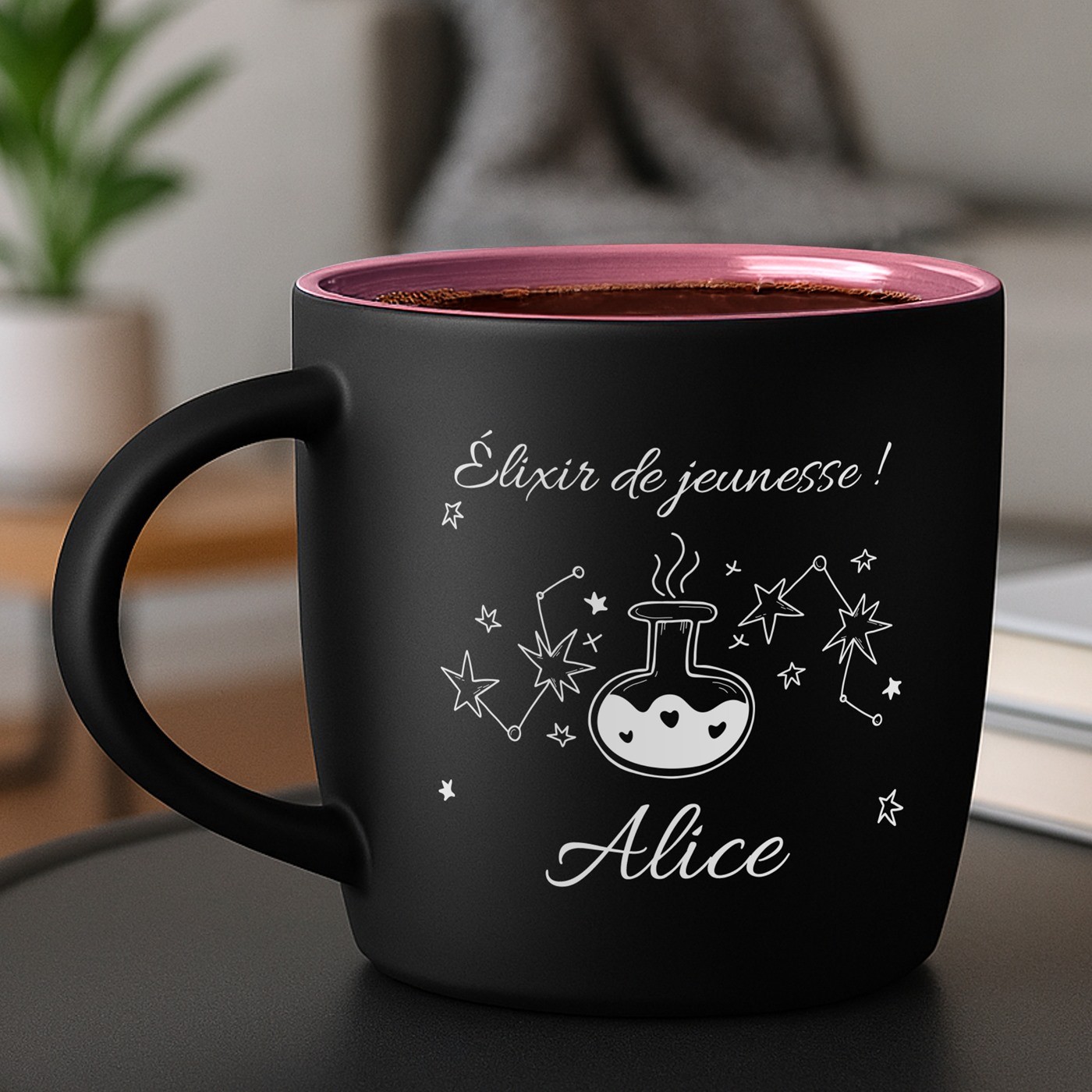Taza de cerámica Murrano con exterior negro mate e interior rosa para el cumpleaños de una amiga