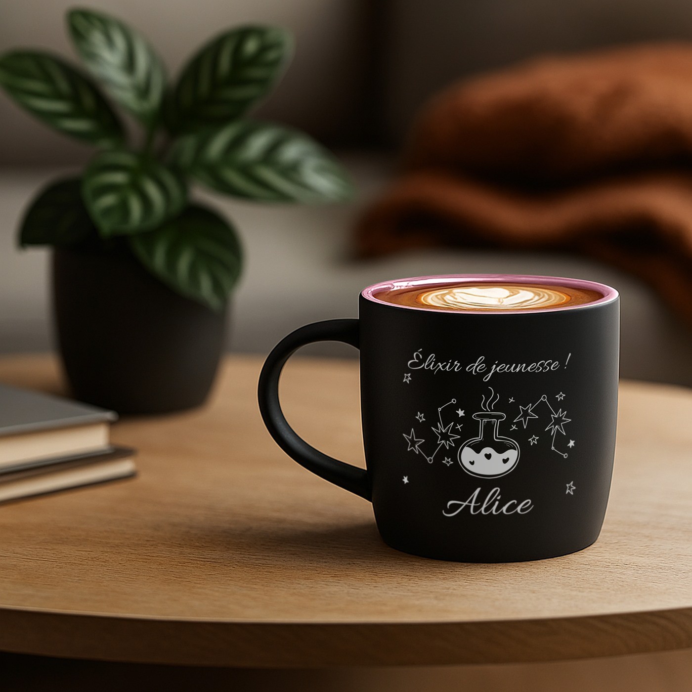 Taza de cerámica Murrano con exterior negro mate e interior rosa para el cumpleaños de una amiga