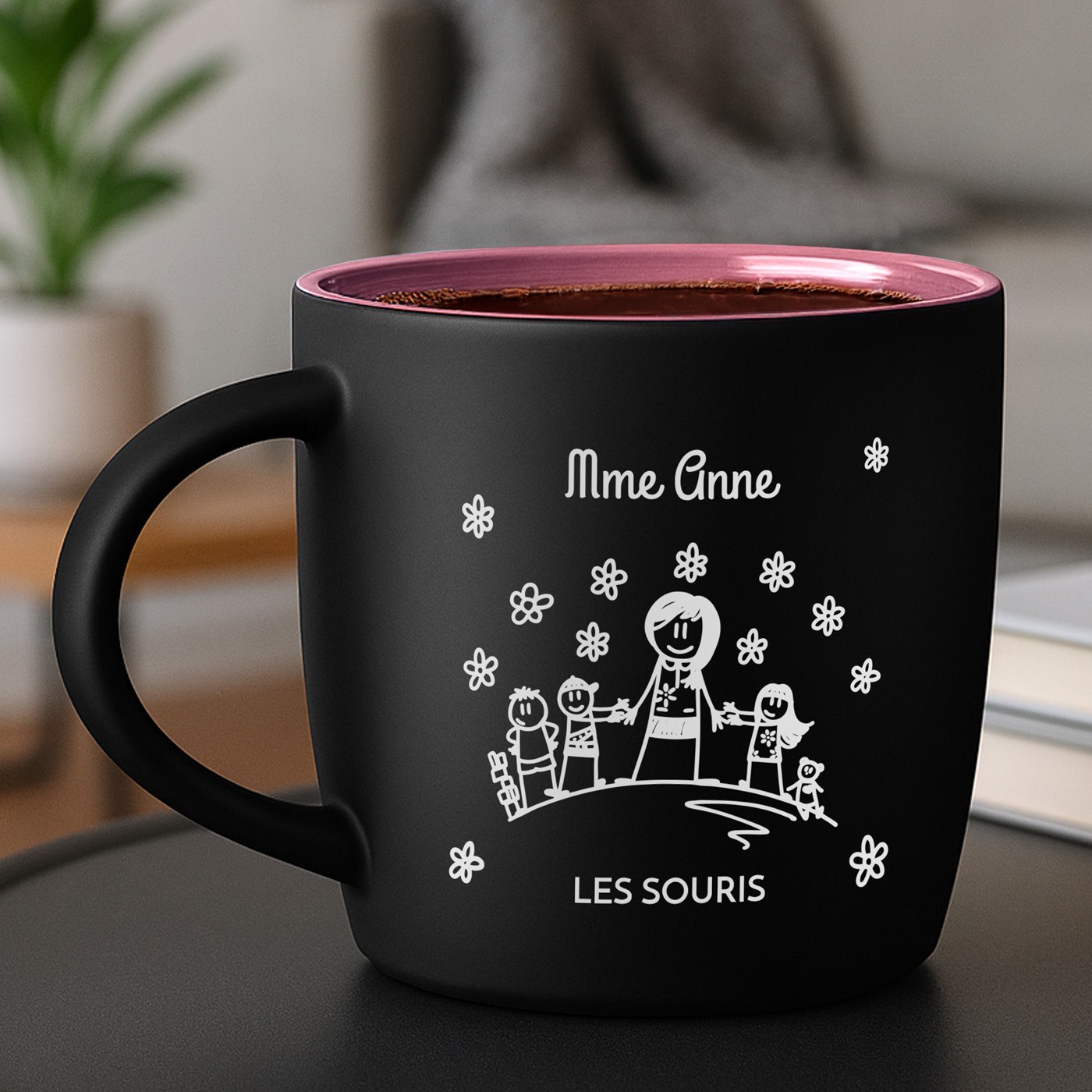 Mug de cerámica negra mate Murrano con base rosa y grabado personalizado para una maestra de jardín de infantes
