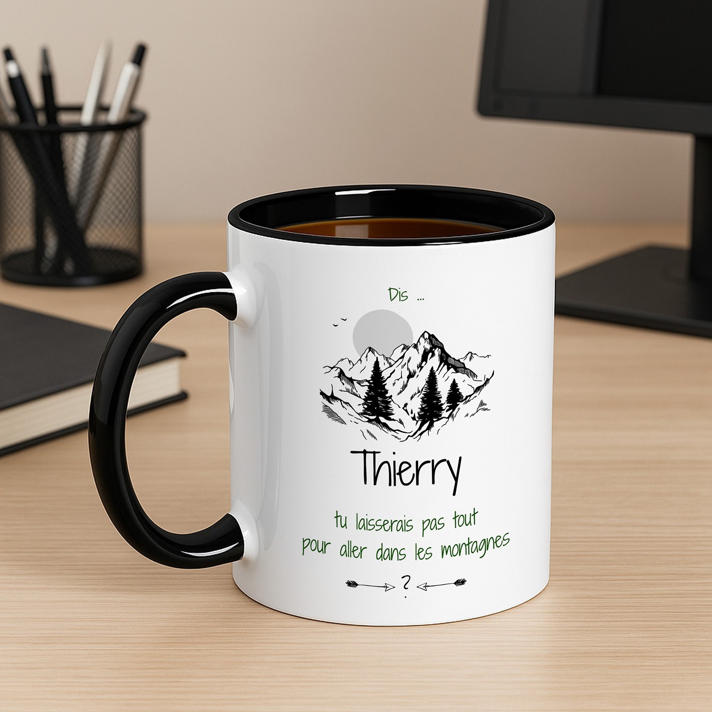 Mug de cerámica blanca Murrano con base negra y personalización para el cumpleaños de un amigo amante de las montañas