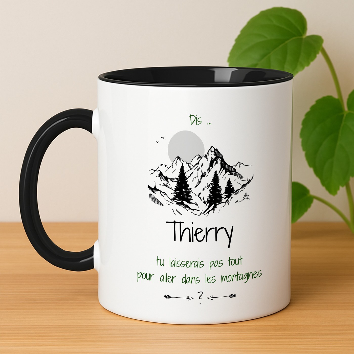 Mug de cerámica blanca Murrano con base negra y personalización para el cumpleaños de un amigo amante de las montañas