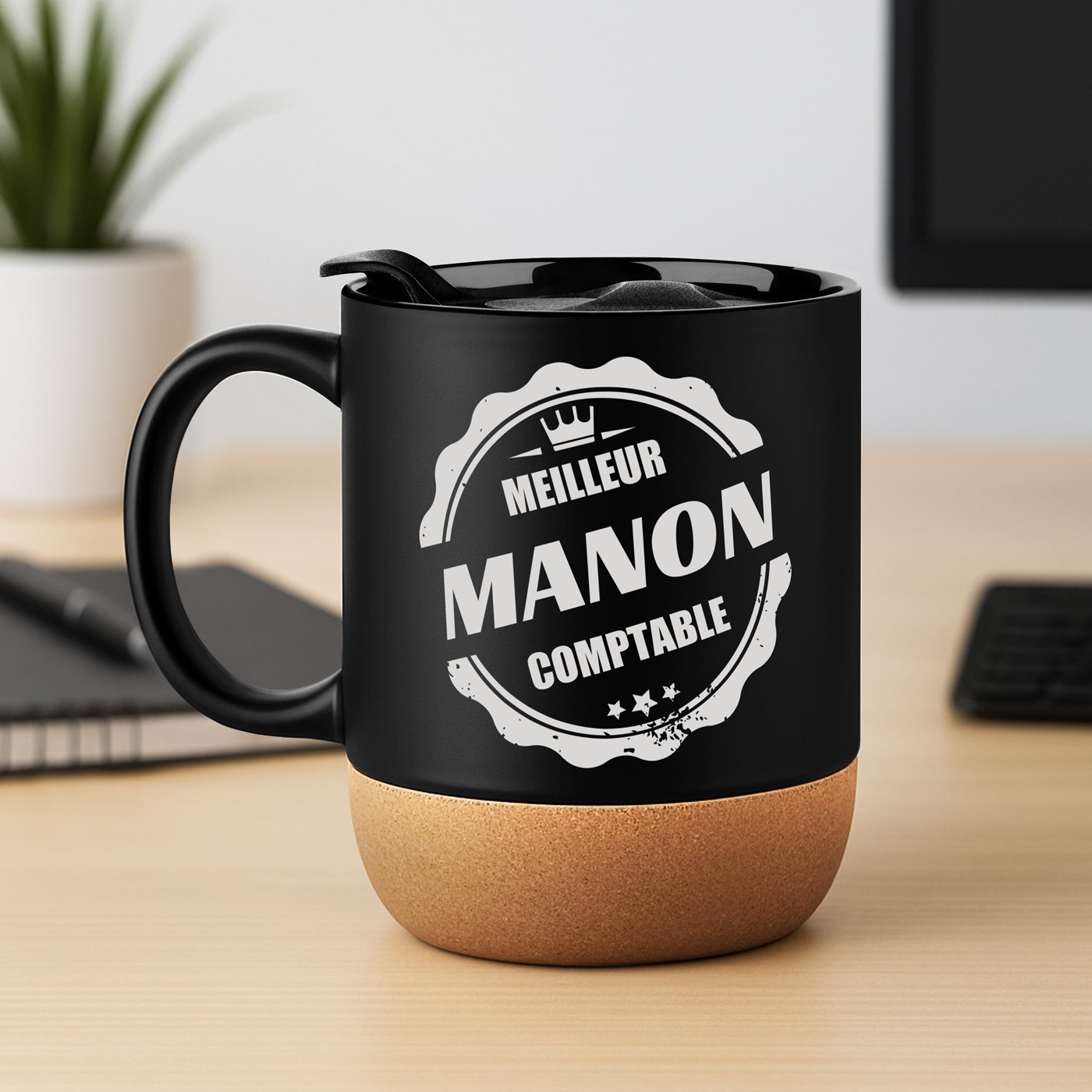 Mug de cerámica negra Murrano con base de corcho y tapa para el cumpleaños de una contadora