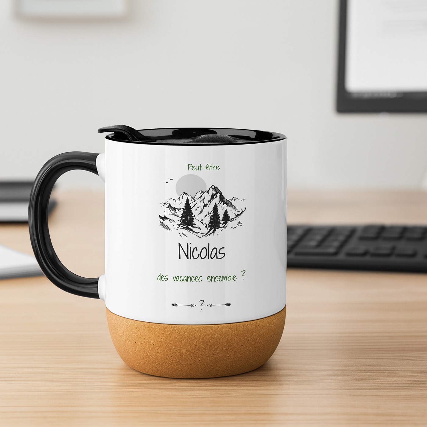 Mug de aventura Murrano con tapa - Mug de cerámica blanca con base de corcho y mango negro