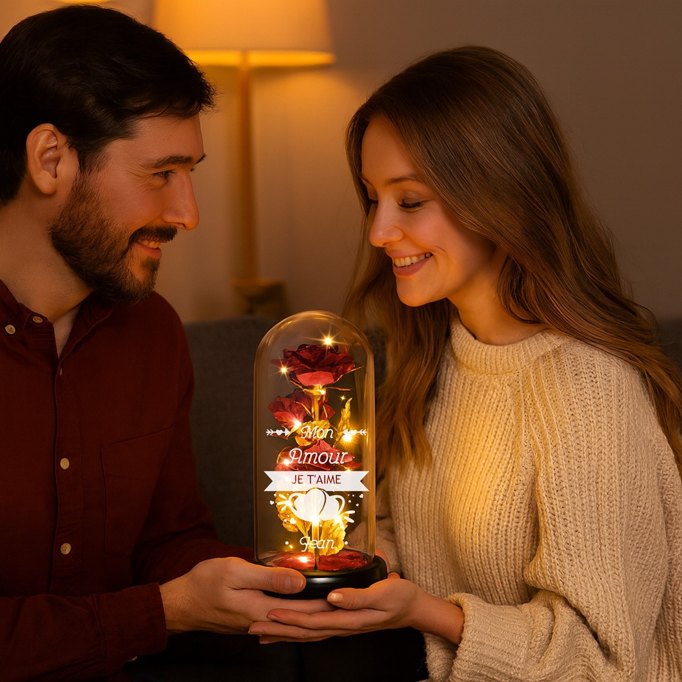 Rosa eterna roja personalizada bajo una campana de vidrio con luz LED para esposa en el Día de San Valentín