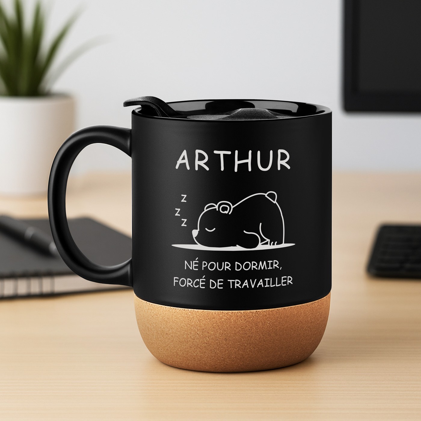 Mug de cerámica negra Murrano con base de corcho y tapa para un perezoso de cumpleaños