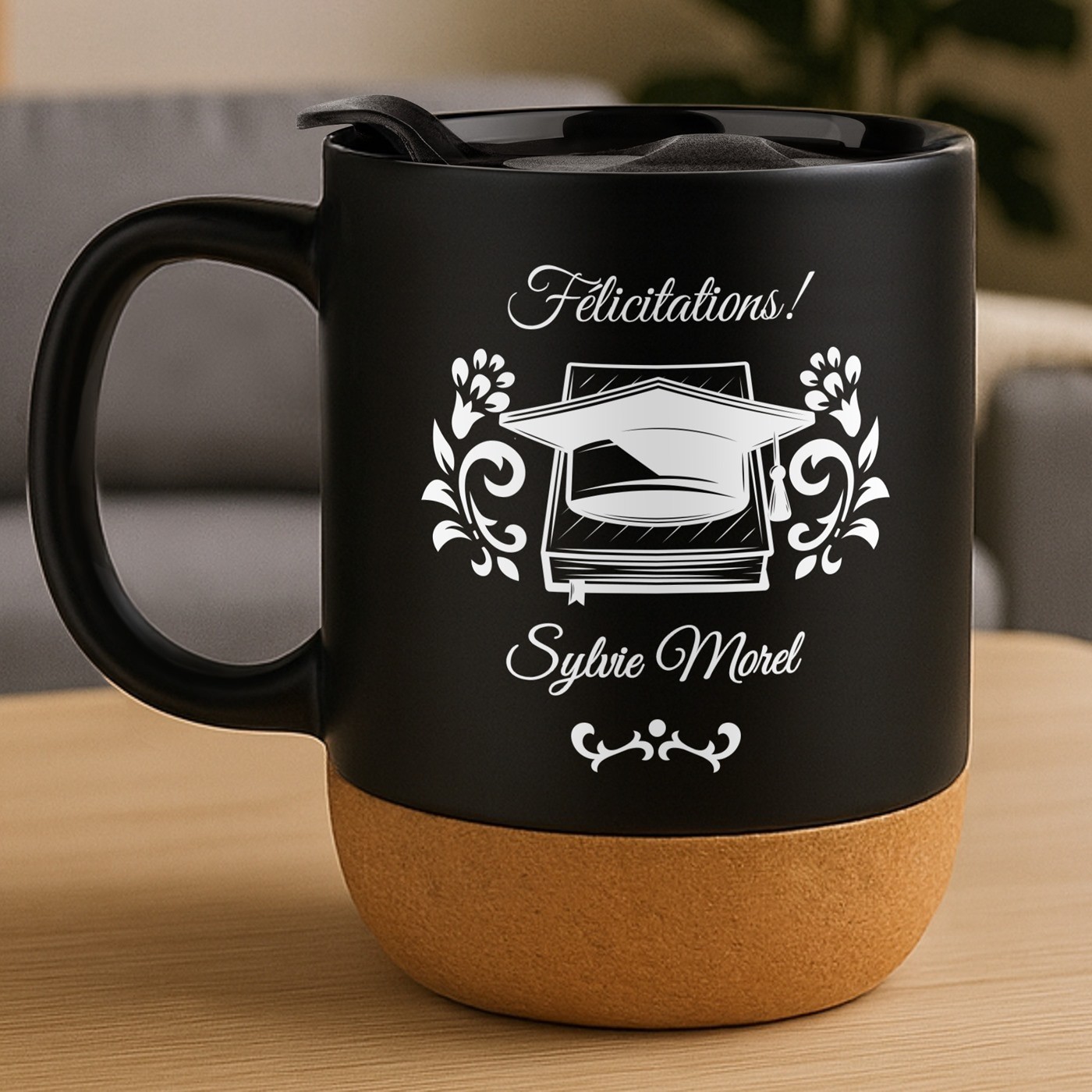 Mug de cerámica negra Murrano con impresión y tapa para graduado universitario
