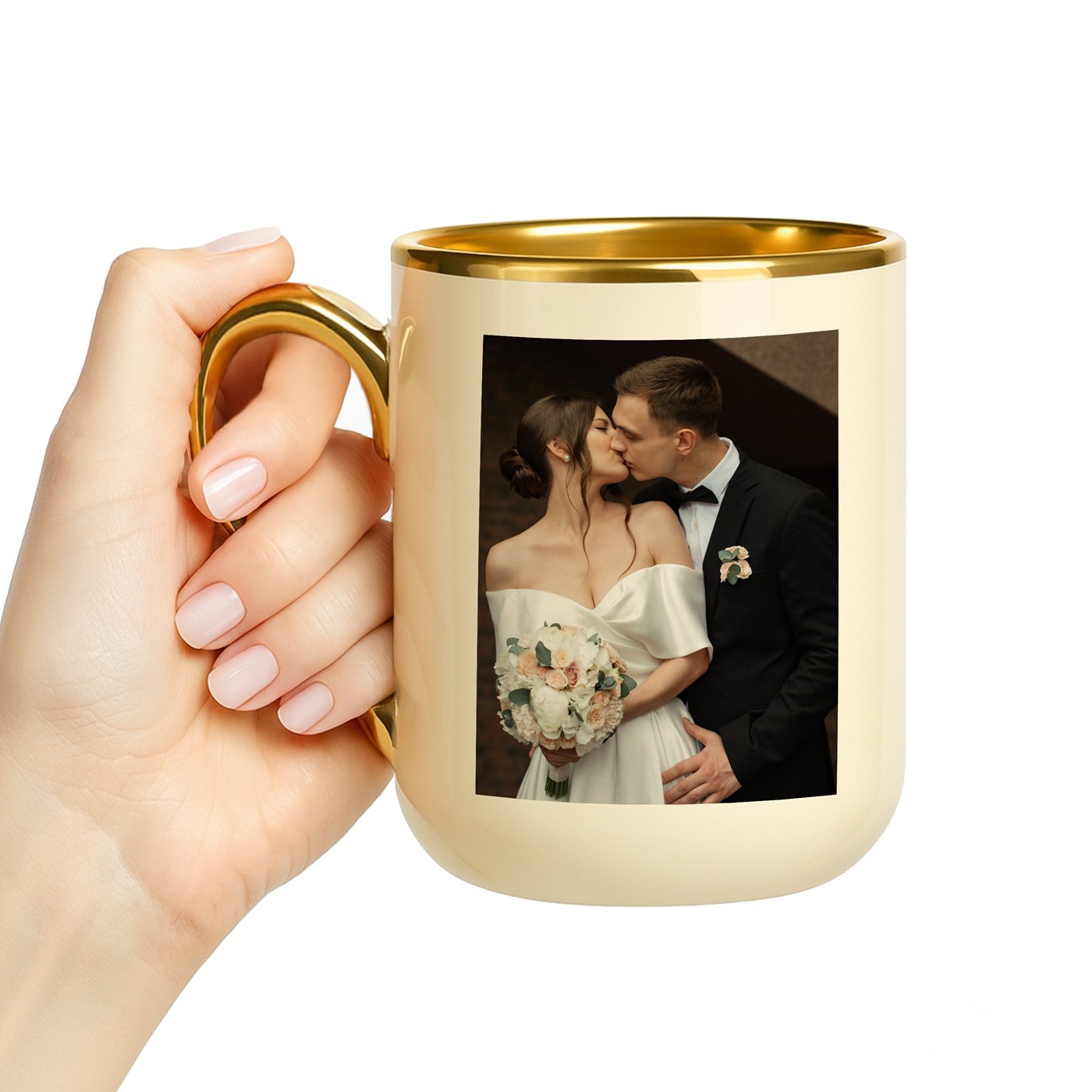 Taza de cerámica beige Murrano con borde y mango dorados e impresión personalizada con foto para el cumpleaños de María