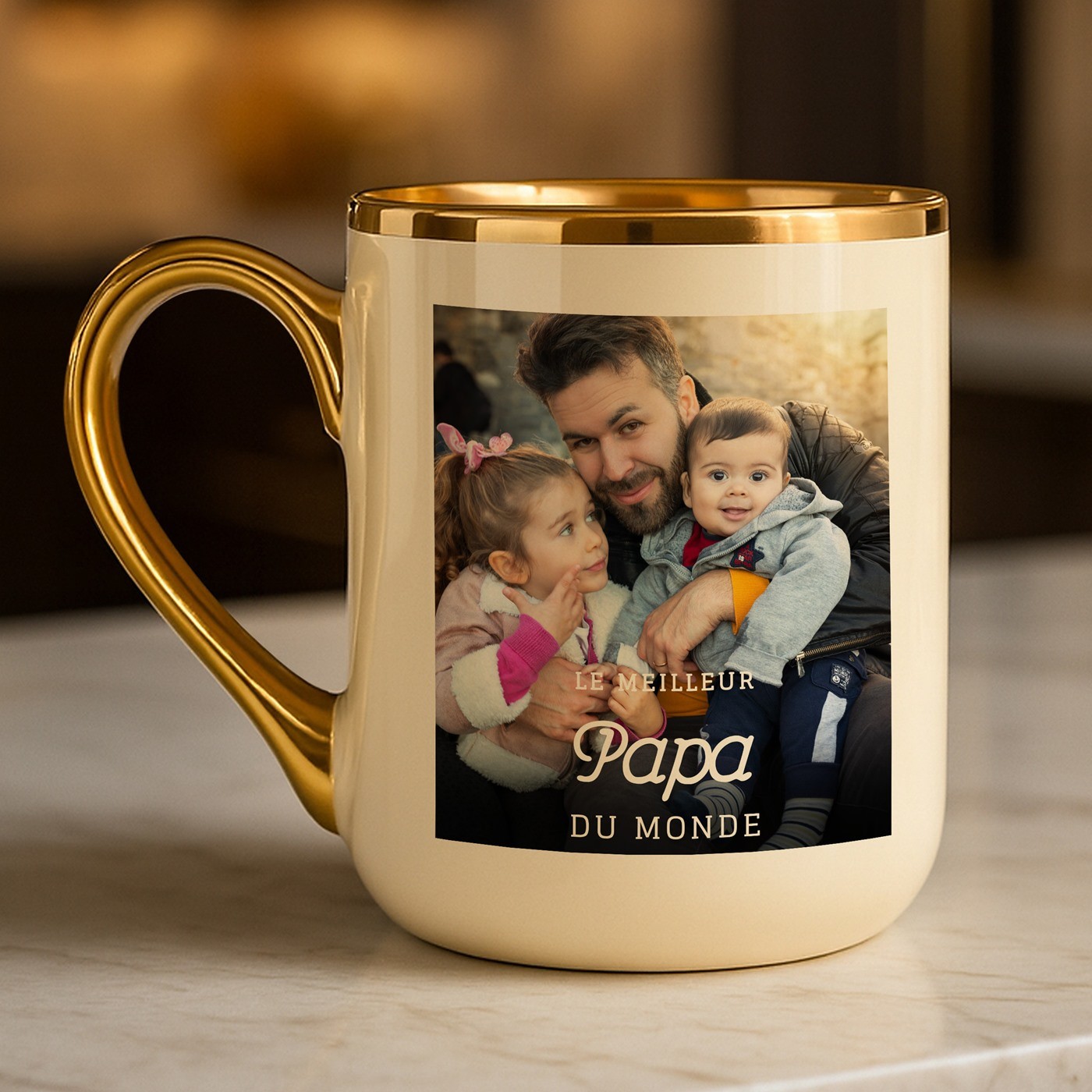 Taza de cerámica beige Murrano con borde y mango dorados para el cumpleaños de un papá personalizada con foto