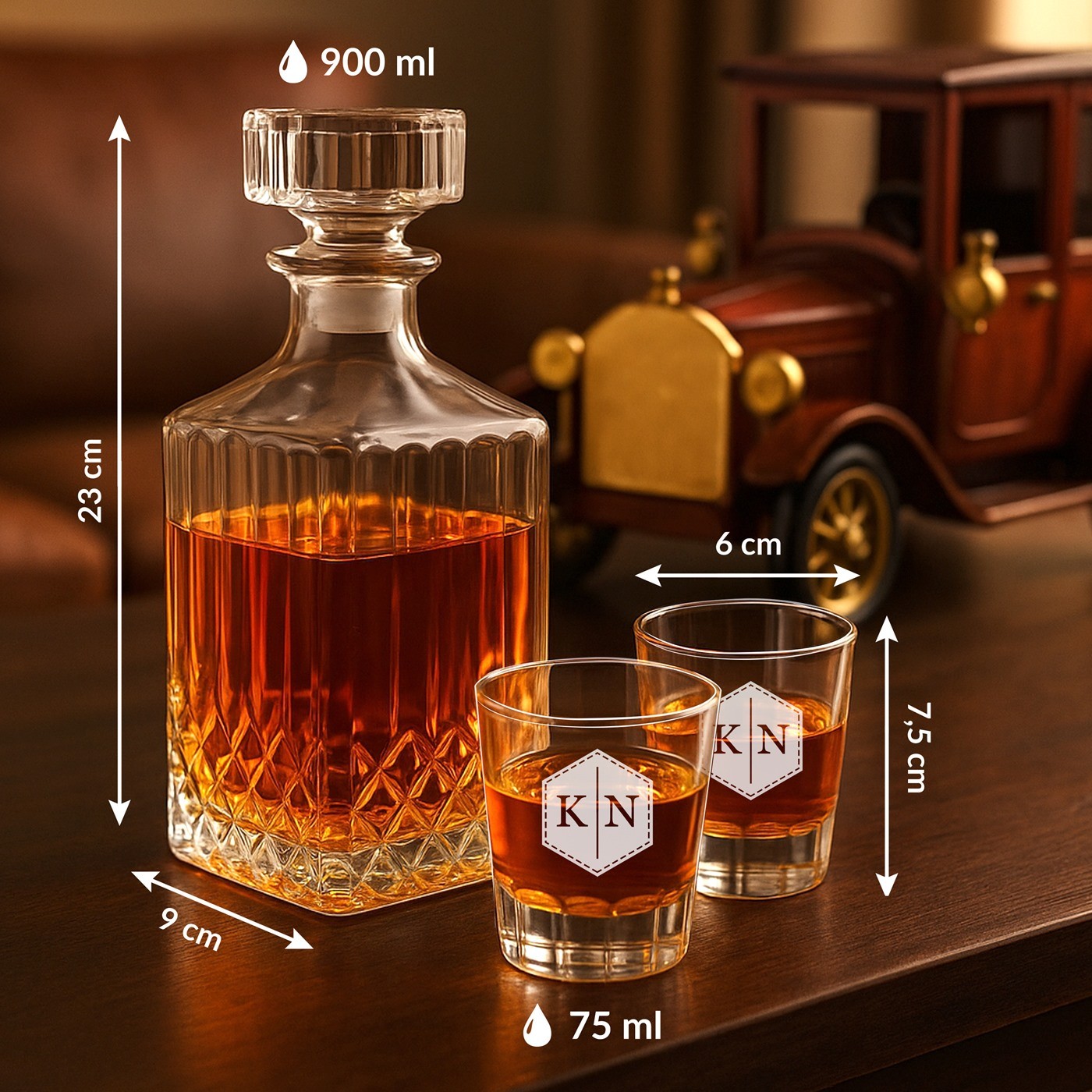 Carafa en coche de madera con 2 vasos personalizados para una pareja por el aniversario de bodas