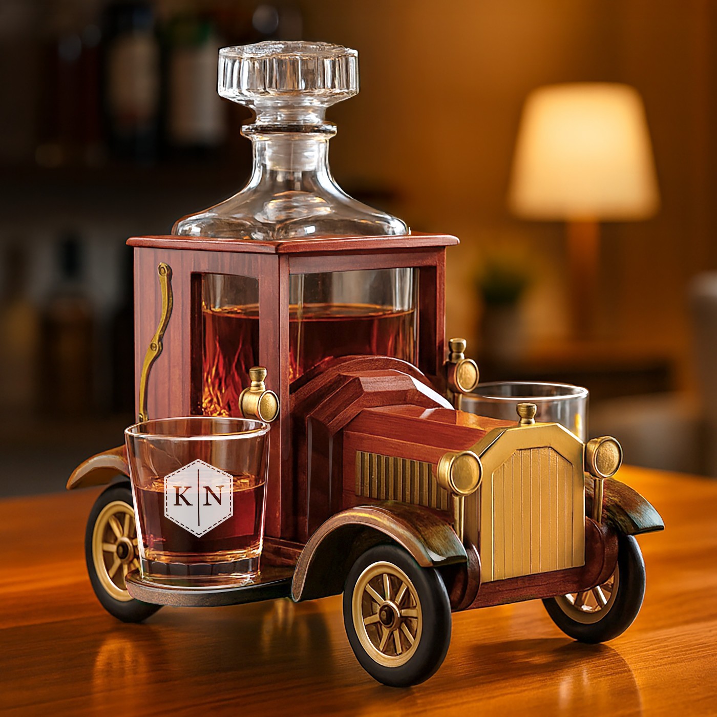 Carafa en coche de madera con 2 vasos personalizados para una pareja por el aniversario de bodas
