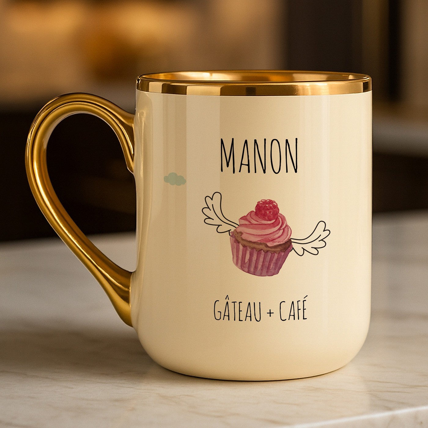 Mug de cerámica beige personalizado con borde y asa dorados para el cumpleaños de una mujer