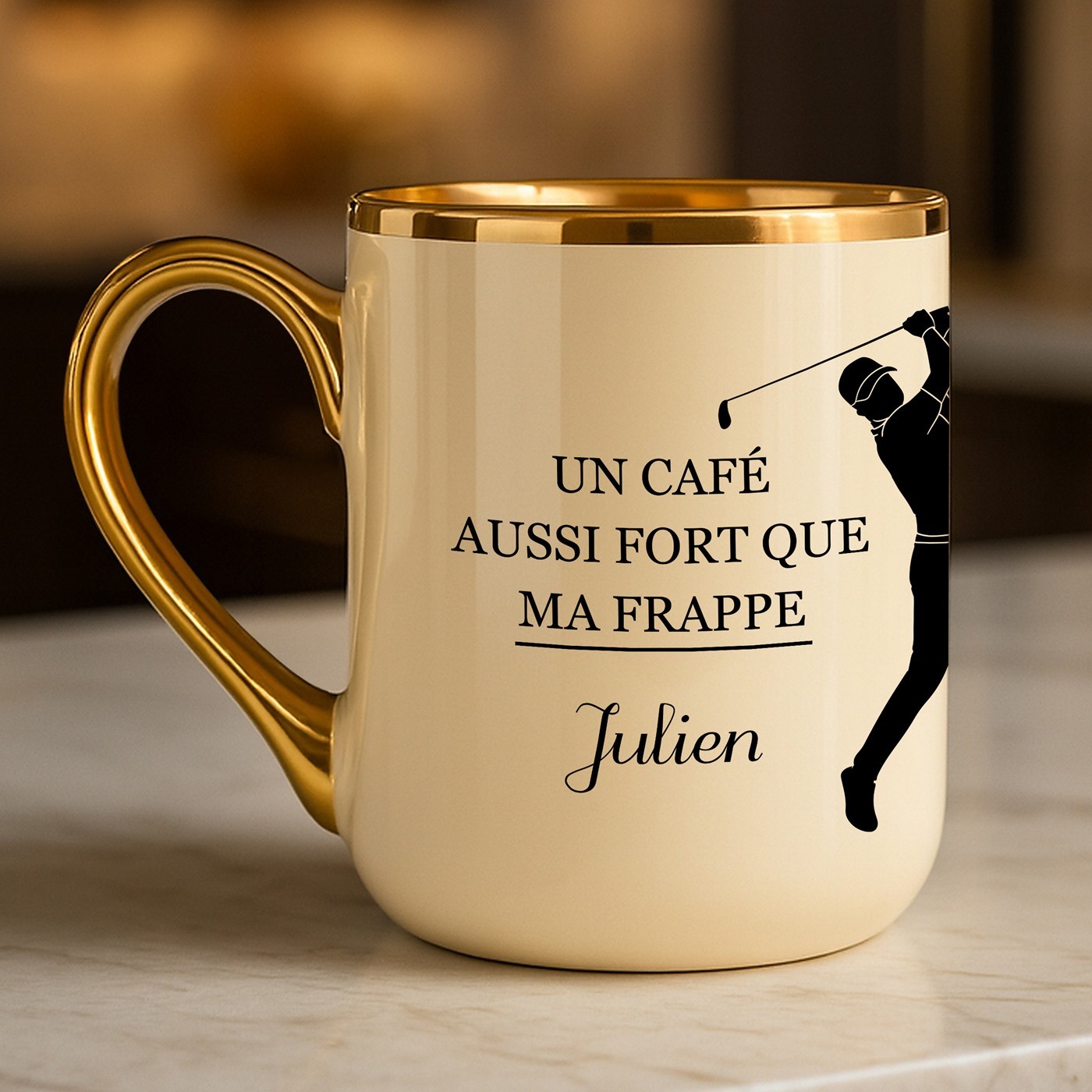 Taza de cerámica beige personalizada con borde y asa dorados para el cumpleaños de un golfista - Murrano