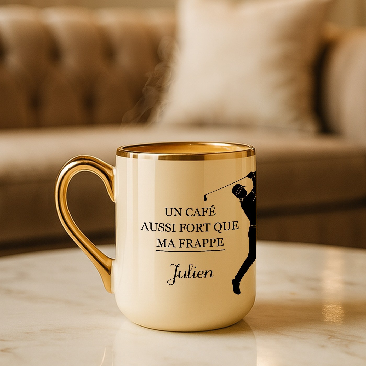 Taza de cerámica beige personalizada con borde y asa dorados para el cumpleaños de un golfista - Murrano