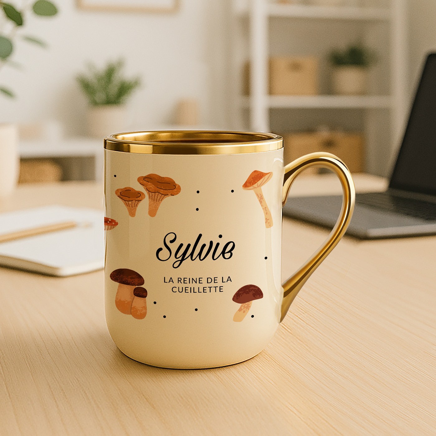 Mug de cerámica beige Murrano con borde y asa dorados para el cumpleaños de una recolectora de setas