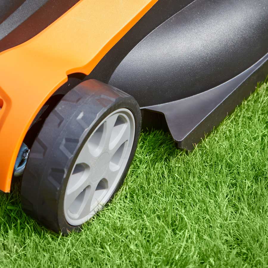 Cortacésped eléctrico LawnMaster 48V 41 cm con baterías de repuesto