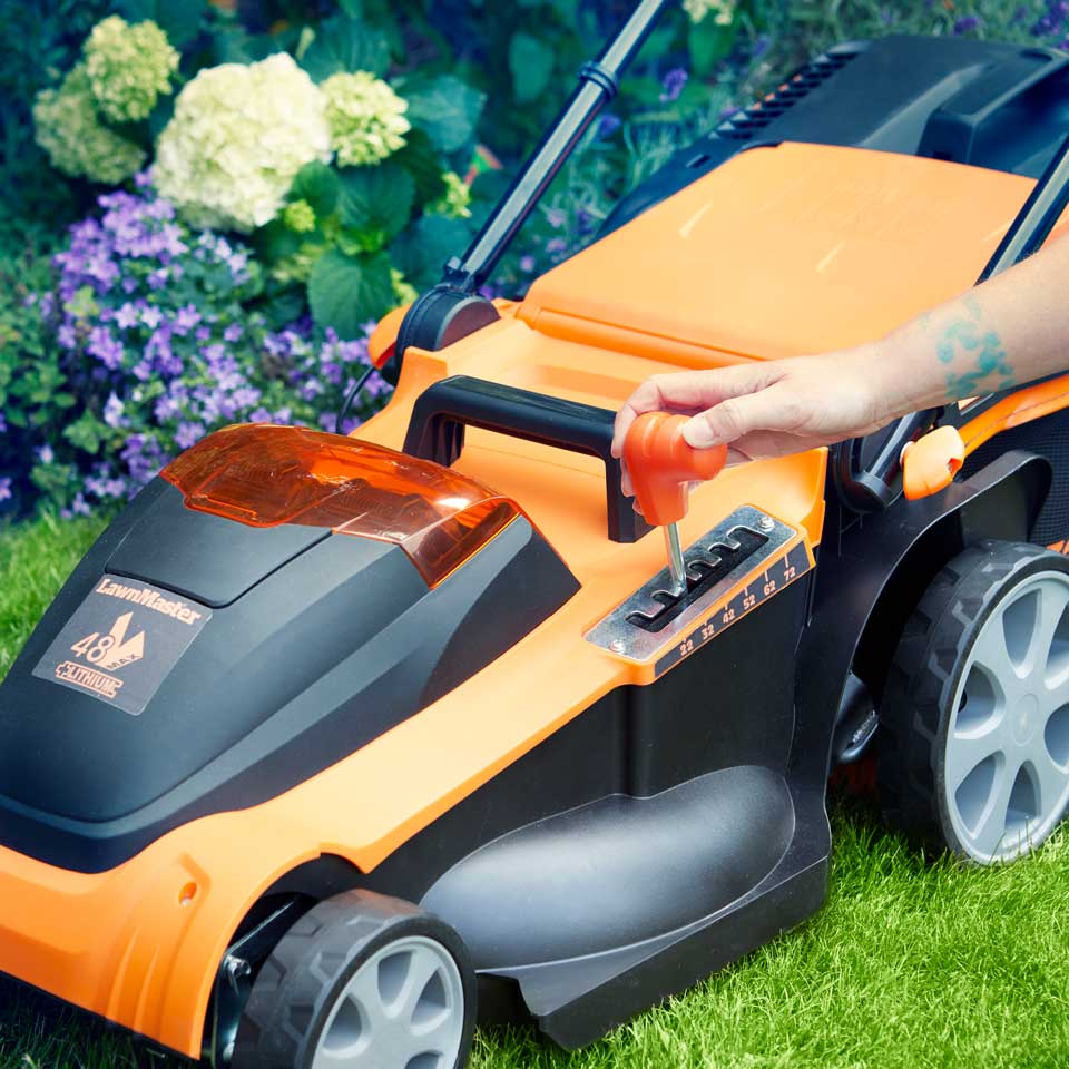 Cortacésped eléctrico LawnMaster 48V 41 cm con baterías de repuesto