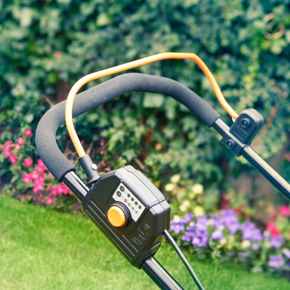 Cortacésped eléctrico LawnMaster 48V 41 cm con baterías de repuesto