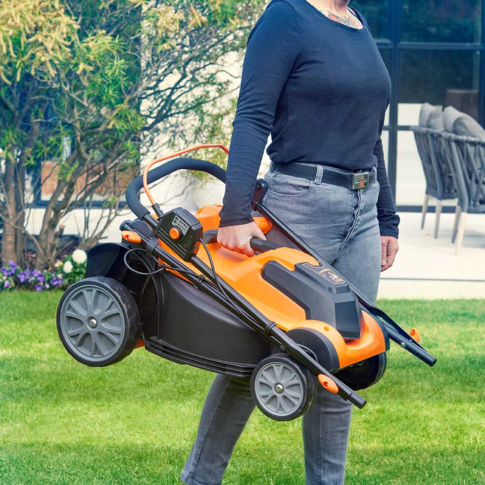 Tronzadora de césped inalámbrica LawnMaster MX 24V de 37 cm con batería de repuesto
