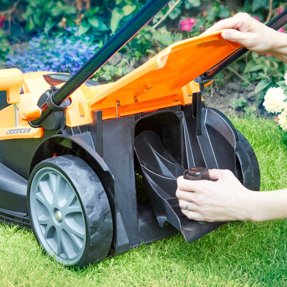 Tronzadora de césped inalámbrica LawnMaster MX 24V de 37 cm con batería de repuesto