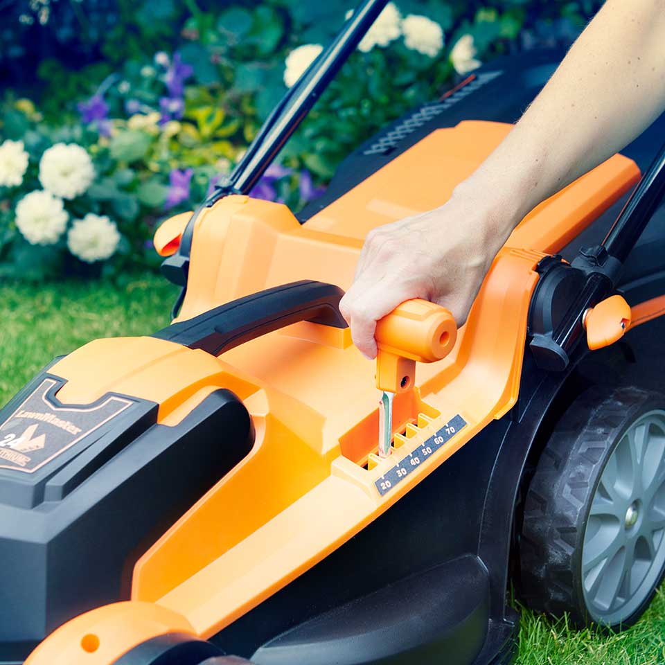 Tronzadora de césped inalámbrica LawnMaster MX 24V de 37 cm con batería de repuesto