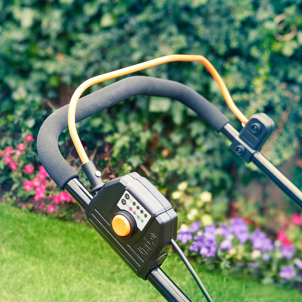 Tronzadora de césped inalámbrica LawnMaster MX 24V de 37 cm con batería de repuesto