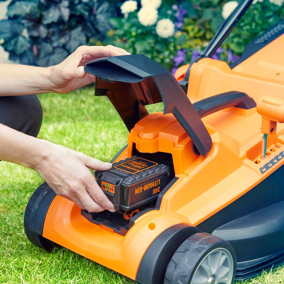 Tronzadora de césped inalámbrica LawnMaster MX 24V de 37 cm con batería de repuesto