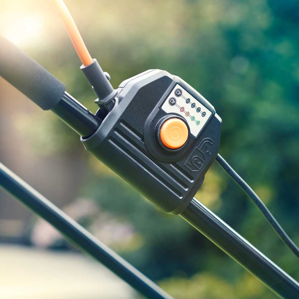 Tronzadora de césped inalámbrica LawnMaster MX 24V de 37 cm con batería de repuesto