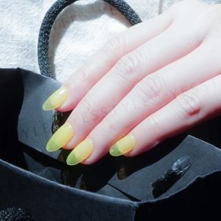 Laca de uñas gel Cosplus 0121, colección Brillante, Amarillo (8 ml)