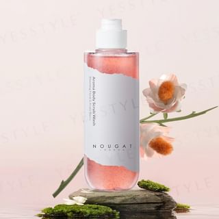 Scrub corporel NOUGAT Blooming Floral & Fruity Berry, 320 ml