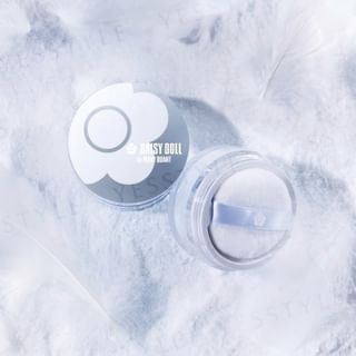 Polvo fijador sedoso Club Cosmetics Daisy Doll con sensación refrescante y protección UV