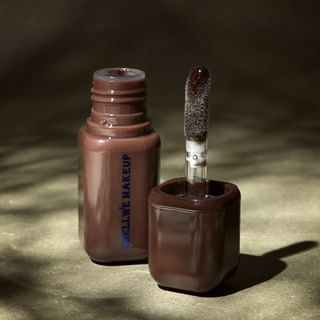 SHELLWE MAKEUP - Brillo de labios Llamas Nocturnas - #03 Sable (Marrón Chocolate)